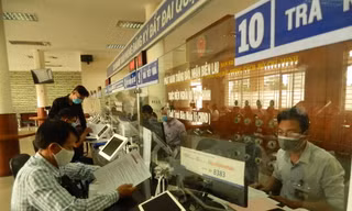 Người dân làm thủ tục hành chính tại trụ sở UBND TP Thủ Đức