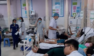 Ăn bánh mì có chứng nhận an toàn, 140 người nhập viện 