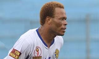 Trung vệ Hassan Sesay (HN.ACB) rất khoái món bánh chưng