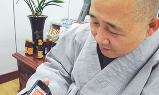 Hòa thượng Jung Ho đang mở một ứng dụng về triết lý Phật giáo trên điện thoại di động