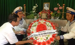 Lính Trường Sa kết lá dừa thành vòng hoa viếng Đại tướng