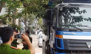 Đến lượt xe ben chở đất bốc cháy