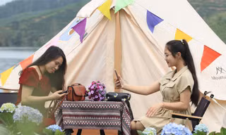 Giới trẻ nườm nượp đến check in 'Vịnh Hạ Long xứ Nghệ'