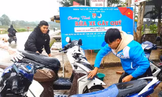 Thanh niên rửa xe gây quỹ từ thiện