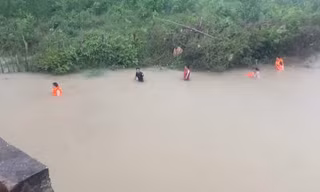 Đạp xe qua cầu tràn, nam sinh lớp 3 rơi xuống sông mất tích