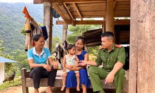 'Tổ canh gác bào thai' đến tận nhà hỏi thăm, ngăn bà bầu vượt biên bán con