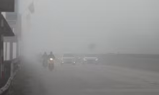Sương mù giăng kín ở Nghệ An, ô tô xe máy phải bật đèn ban ngày