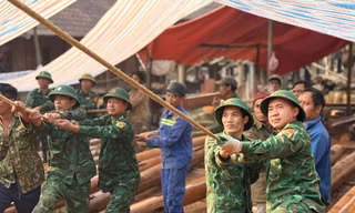Thanh niên, chiến sĩ biên phòng giúp người dân xóa nhà tạm