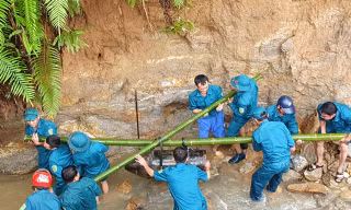 Mưa lũ xói mòn đất, lộ ra quả bom 'khủng'