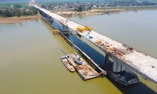 Cầu vượt sông nối 2 tỉnh Nghệ An và Hà Tĩnh trước ngày hợp long