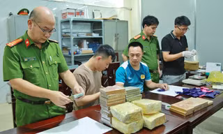 Phá đường dây ma túy xuyên quốc gia, thu giữ hàng chục bánh heroin