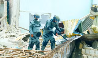 Vụ nổ 4 người thương vong: Cận cảnh quân đội sử dụng thiết bị hiện đại soi chiếu vật liệu nổ