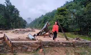 Lũ quét ập về trong đêm, nhiều nhà ở xã biên giới Nghệ An tan hoang
