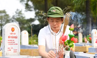 Xúc động Lễ dâng hương tưởng nhớ các Anh hùng liệt sĩ