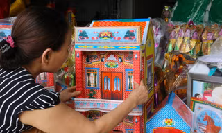 Tất bật dán ngựa vàng, biệt thự kịp ngày rằm tháng 7