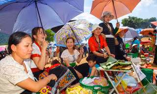 Đặc sắc trò chơi dân gian ở phiên chợ người Mông