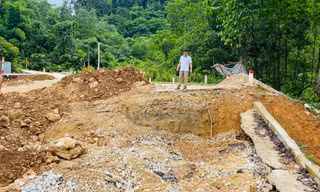 Cấm đường, di dời dân vì quốc lộ sụt lún sâu hoắm