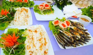 Món cá trích nướng kèm bánh mướt dưới chân ngôi đền linh thiêng xứ Nghệ