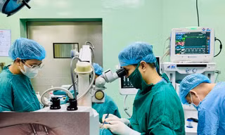 Bé trai 9 tháng tuổi bị ngòi bút chì đâm thủng nhãn cầu mắt