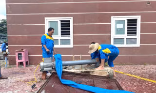 Vụ hàng chục người ngộ độc ở chung cư: Súc rửa bể ngầm, cấp nước mới cho dân 