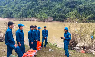 Cả trăm người đi dọc bờ sông tìm kiếm 2 nam sinh nghi bị đuối nước
