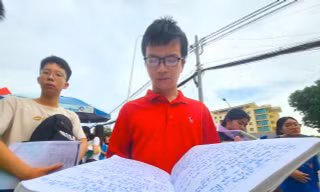 Sĩ tử tranh thủ ôn bài trước cổng điểm thi tuyển sinh lớp 10