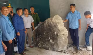 Nhiều tảng đá lớn trên núi lăn xuống đè trúng nhà dân