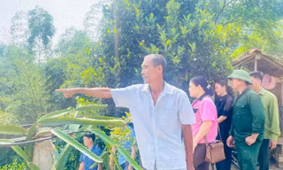 Ông lão bơi thuyền ra sông Lam cứu 3 học sinh đuối nước
