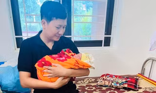 Bé sơ sinh còn nguyên dây rốn bị bỏ ở ghế đá phòng khám tư