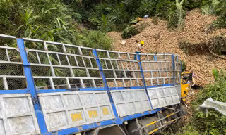 Xe tải chở hàng chục tấn sắn lao vào vách núi khiến 3 người thương vong
