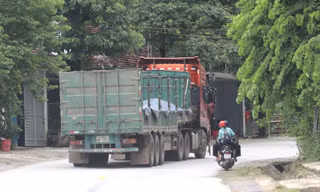Khiếp vía những 'hung thần' chở quặng trên quốc lộ ở Nghệ An