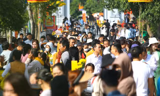 Đông nghịt người về dự Lễ hội Đền Ông Hoàng Mười