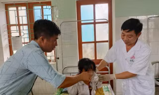 Mâu thuẫn chuyện gia đình, cháu bé 11 tuổi ăn lá ngón tự tử