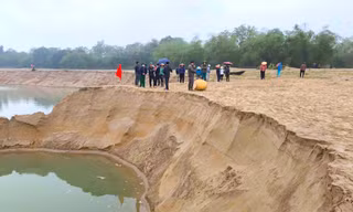 Sợ sạt lở đất, người dân tập trung ra bờ sông phản đối doanh nghiệp khai thác cát