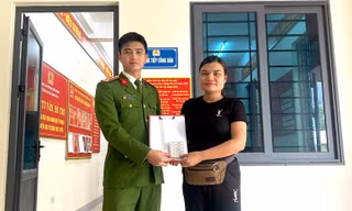 Bất ngờ nhặt được túi vải chứa vàng