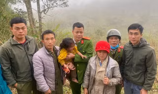 Lời kể của Thượng úy công an xã tìm thấy bé 2 tuổi bị lạc 31 giờ trong rừng