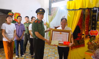 Truy tặng Huân chương Bảo vệ Tổ quốc cho công an viên hy sinh khi làm nhiệm vụ