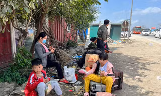 Vật vã đón xe rời quê hương sau Tết