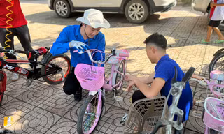Đoàn viên thanh niên sửa xe cho học sinh miền núi, cùng em đến trường