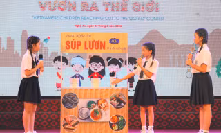 Thiếu nhi Bắc Trung Bộ trổ tài thuyết trình bằng tiếng Anh 'Vươn ra thế giới'