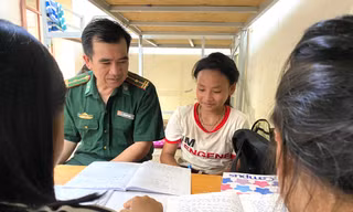 Những người bố mang quân hàm xanh đồng hành cùng các em học sinh dân tộc thiểu số