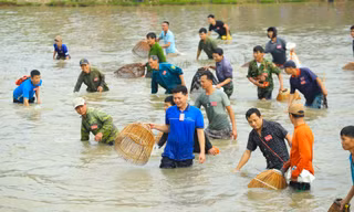 Xuống ruộng nơm cá lấy lộc đầu năm mới