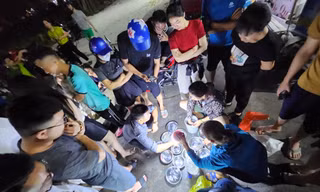 Phiên chợ đêm bán mực vừa câu từ biển lên bờ
