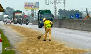 Hàng loạt 'xe đổ, người ngã' trên quốc lộ 1A, CSGT rải cát xử lý dầu loang