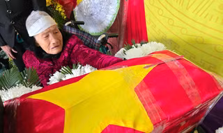 Mẹ 104 tuổi nghẹn ngào đón hài cốt con liệt sĩ sau nửa thế kỷ tìm mộ