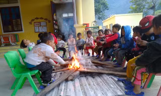Rét căm căm, giáo viên mầm non đốt củi sưởi cho học trò