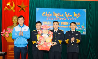 Thắm tình 'Xuân biên giới - Tết biển đảo' tại Nghệ An