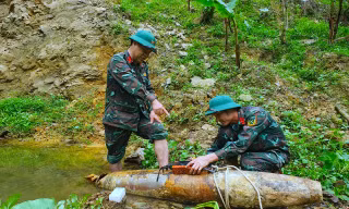 Đào đất làm đường giao thông phát hiện quả bom nặng hơn 2 tạ còn nguyên kíp nổ