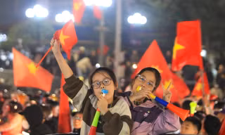 Hàng vạn người xuống đường, mang theo mâm, xô để ăn mừng Việt Nam vô địch