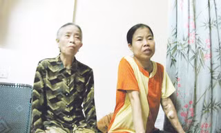 Bà nội Nguyễn Thị Lạp (trái) và mẹ Hiếu - bà Nguyễn Thị Hạnh